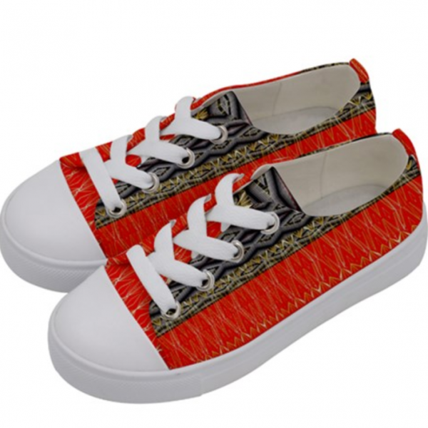 Sepatu dengan pola geometris yang kreatif